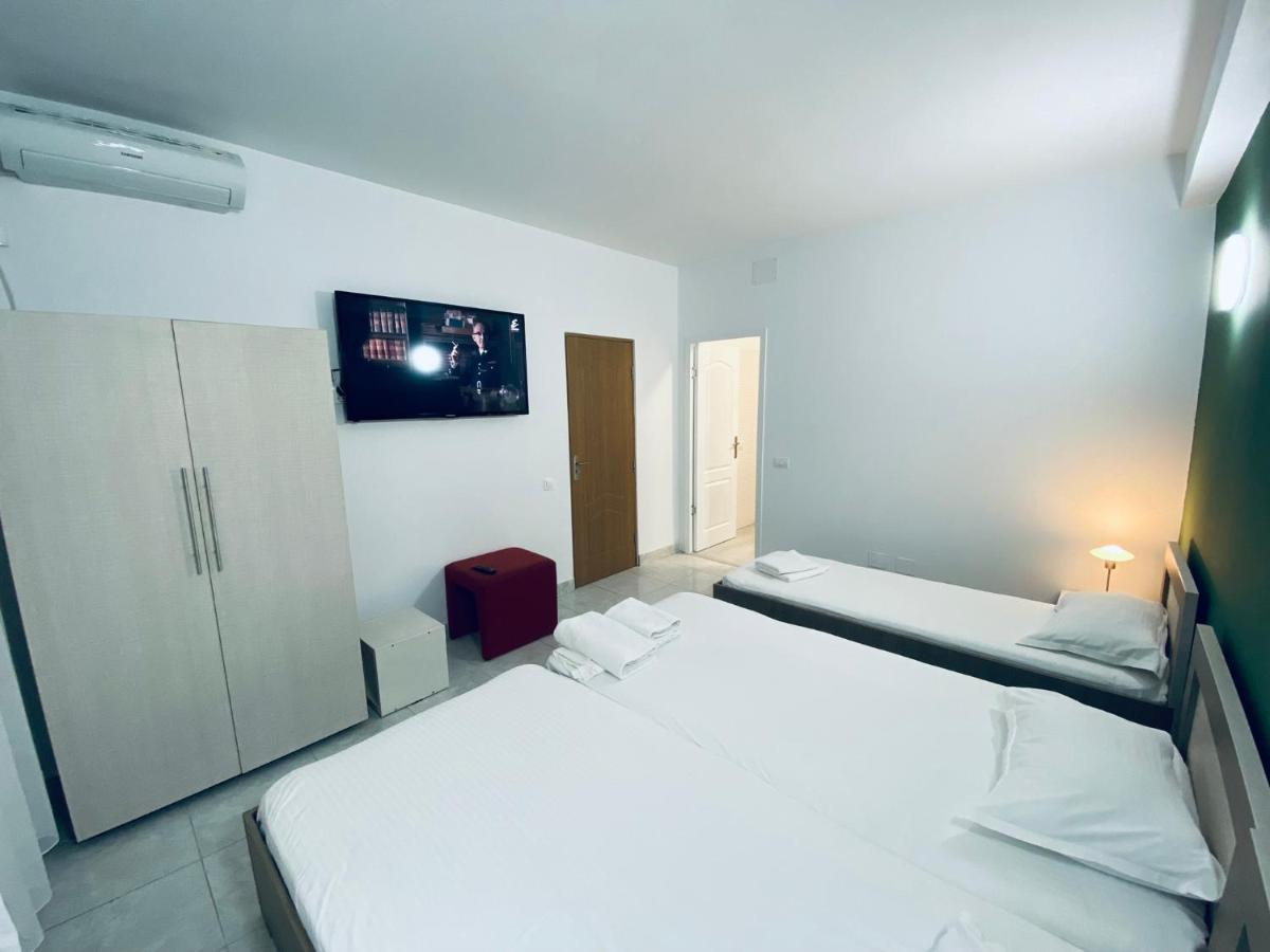 Royal Accommodation Boekarest Buitenkant foto